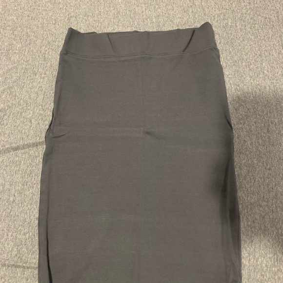 Grey pencil skirt from forever21 - Picture 2 of 3